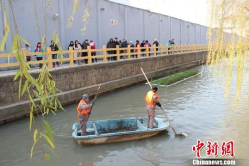 資料圖：過去水質(zhì)渾濁、淤泥沉積的嫩江河，如今清澈暢通?！≈芰?攝