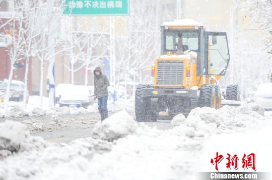 拋錨的鏟雪車。　張婭子 攝