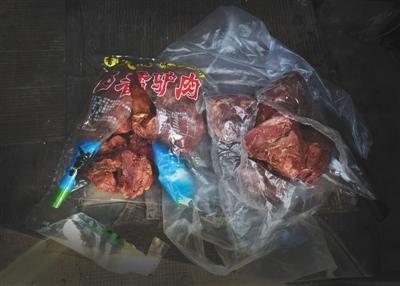 　一名黑作坊老板帶了兩袋“驢肉”給記者看貨，左邊一袋為冷凍馬肉，右邊一袋實(shí)為豬肉。