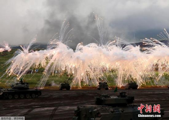 當地時間8月25日，日本自衛隊在富士山附近的Higashifuji軍事訓練基地展開一年一度的軍事演習。圖為日本自衛隊裝甲部隊進行實彈射擊訓練。