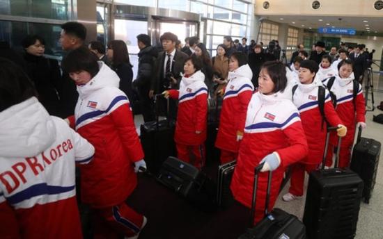 朝鮮女子冰球代表團抵韓 將與韓球員組隊參加冬奧