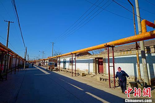 資料圖：天津市西青區(qū)辛口鎮(zhèn)郭莊子村，電代煤供暖管道通入家家戶戶。 <a target='_blank' href='http://www.chinanews.com/'>中新社</a>記者 佟郁 攝