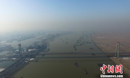 中國第一大跨徑鋼桁梁懸索橋通車環洞庭湖高速圈形成