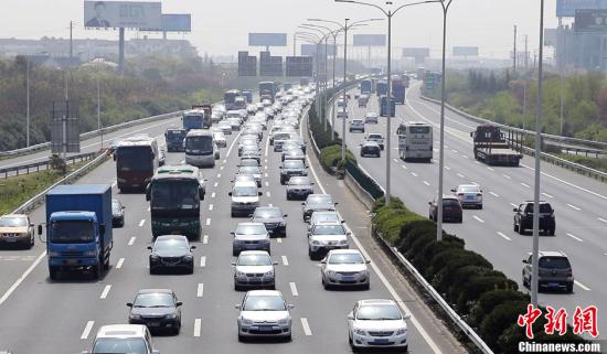 資料圖：高速免費放行時的車流。<a target='_blank' href='http://www.chinanews.com/'>中新社</a>發 宦瑋 攝