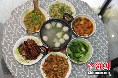 圖為李函儒家的年夜飯。 呂明 攝