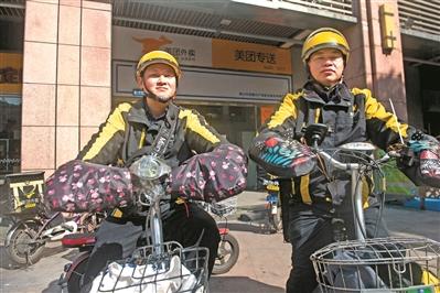 春節(jié)堅(jiān)守崗位的外賣小哥。圖/廣州日報(bào)全媒體記者何波