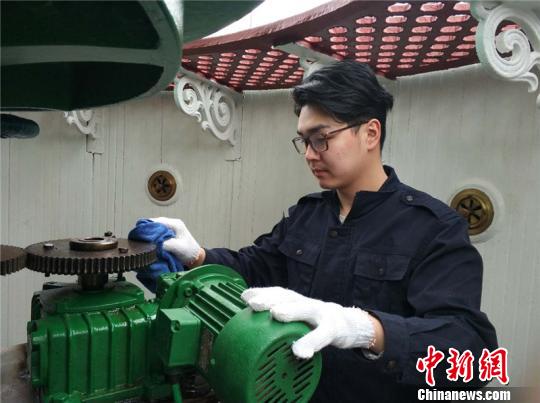 圖為“燈塔人”進行燈塔日常維護工作 采訪對象供圖