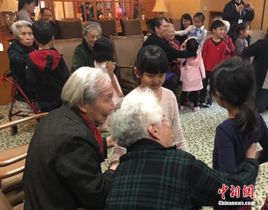 圖為在雙井恭和苑養老院，老人們與幼兒園小朋友一起做游戲。<a target='_blank' href='http://www.chinanews.com/'>中新社</a>記者 杜燕 攝