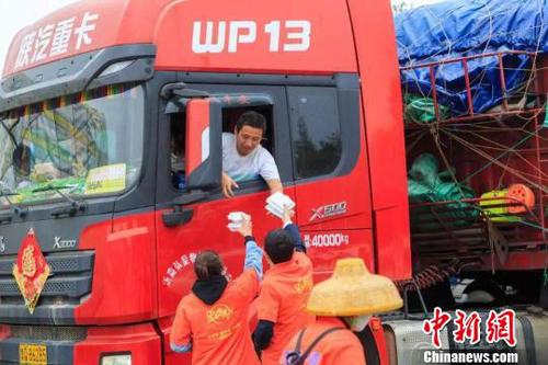 旅游愛心志愿者為貨車司機提供免費午餐。官方供圖