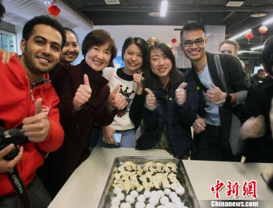 圖為重慶大學留學生包餃子和湯圓共慶元宵節。　鐘欣 攝