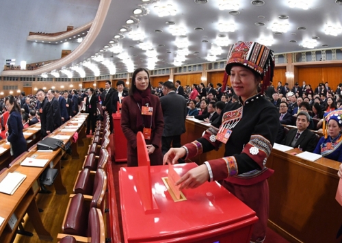 （11）十三屆全國人大一次會議舉行第三次全體會議