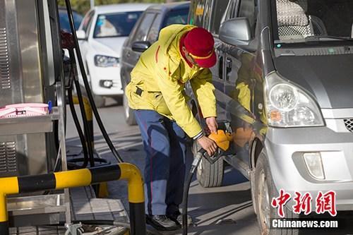 資料圖：山西太原，車輛正在加油站加油。<a target='_blank' href='http://www.chinanews.com/'>中新社</a>記者 張?jiān)?攝