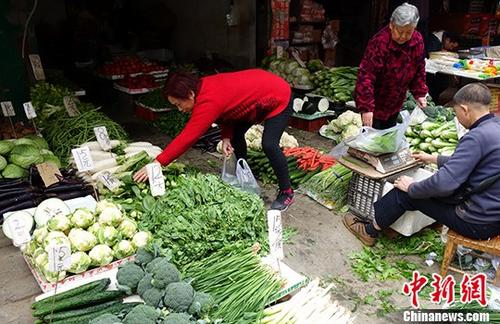 1月10日，中國國家統計局公布的數據顯示，2017年12月份中國CPI同比上漲1.8%。從全年數據來看，2017年全年CPI比上年上漲1.6%。圖為成都某市場內蔬菜標注的價格，一些民眾正在挑選。(資料圖)
<a target='_blank' href='http://www.chinanews.com/'>中新社</a>記者 劉忠俊 攝