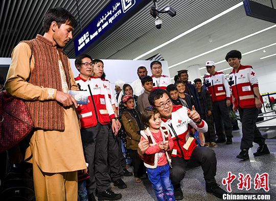 4月18日，25名阿富汗危重以及當前最宜實施手術的先天性心臟病患兒和他們的家長，乘坐航班由阿富汗首都喀布爾飛抵中國新疆烏魯木齊國際機場。 <a target='_blank' href='http://www.chinanews.com/'>中新社</a>記者 劉新 攝