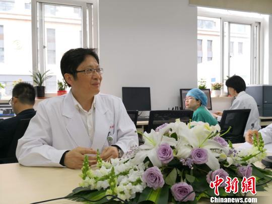 中華醫學會心血管病分會全國委員、同濟大學附屬同濟醫院心內科主任劉學波教授接受采訪。　陳靜 攝