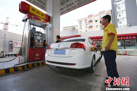 資料圖：山西太原，加油站工作人員正在給車輛加油。　張云 攝