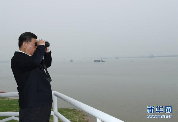 4月26日下午，中共中央總書記、國家主席、中央軍委主席習近平在武漢主持召開深入推動長江經濟帶發展座談會并發表重要講話。這是座談會前，習近平于25日下午在岳陽城陵磯水文站考察。3