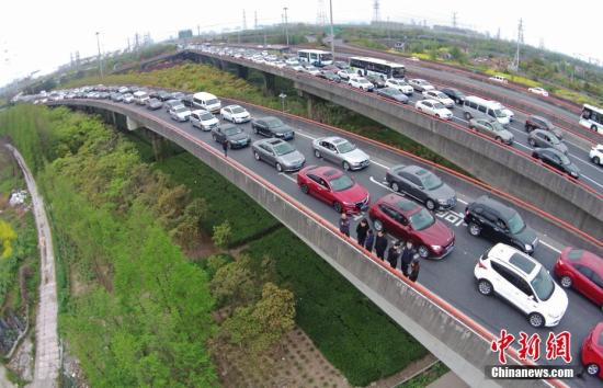 資料圖：高速路上的車流。 <a target='_blank' href='http://www.chinanews.com/'>中新社</a>記者 殷立勤 攝