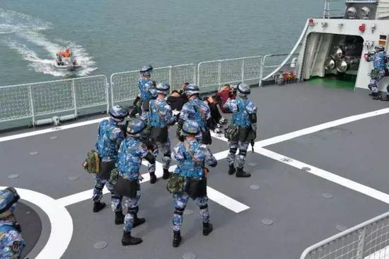 海軍官兵在義烏艦上操演臨檢拿捕部署。