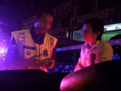 中國僑網女事主及友人偷拍警察及Grab車司機，但被警察勒索1萬令吉。（馬來西亞《中國報》）