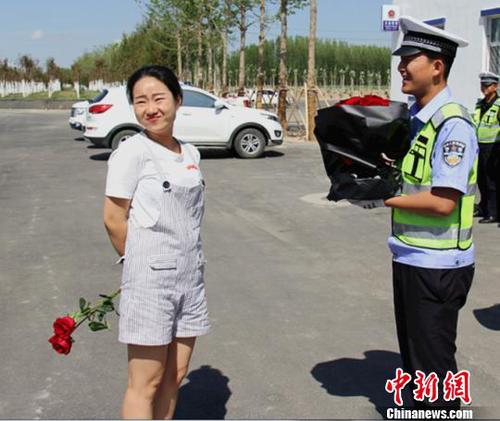 520掀警營創(chuàng)意求婚熱再忙也要給準警嫂驚喜