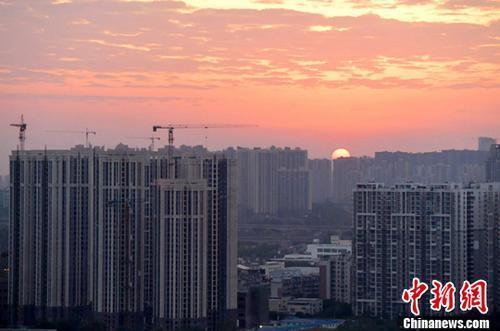 資料圖：圖為成都城區一角，太陽正從東方升起。<a target='_blank' href='http://www.chinanews.com/'>中新社</a>記者 劉忠俊 攝