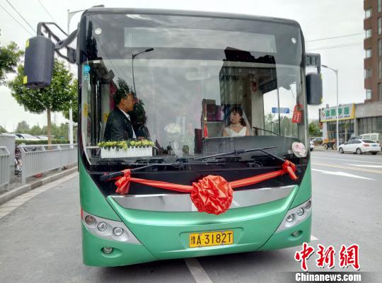 鄭州新娘開(kāi)公交車參加婚禮用行動(dòng)詮釋“綠色出行”