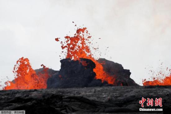 當?shù)貢r間2018年5月26日，美國夏威夷州帕霍阿，基拉韋厄火山持續(xù)噴發(fā)，巖漿涌向Leilani Estates住宅區(qū)。