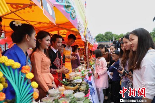 中國僑網貴州民族大學第二屆國際美食節活動現場。　瞿宏倫　攝