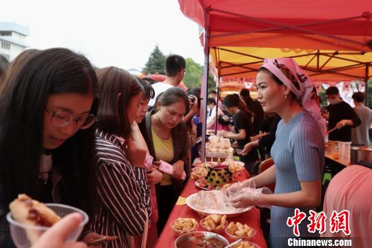 貴州民族大學第二屆國際美食節活動現場。　瞿宏倫 攝