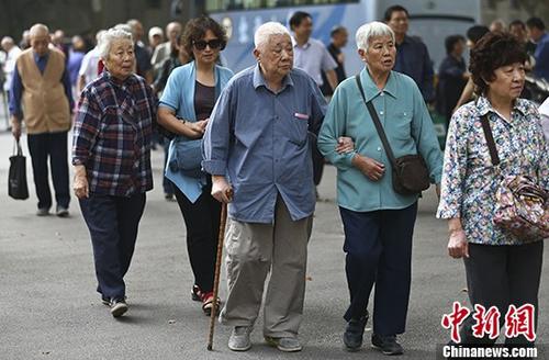 1月14日，中國國務院發布《關于機關事業單位工作人員養老保險制度改革的決定》，決定廢除養老金“雙軌制”。方案明確，機關、事業單位建立與企業相同基本養老保險制度，實行單位和個人繳費，改革退休費計發辦法。圖為南京一所高校的退休教師們參加活動的資料照片。 <a target='_blank' href='http://www.chinanews.com/'>中新社</a>記者 泱波 攝