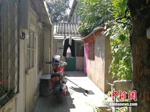 一米多寬的狹小過道里用繩子晾著衣褲。<a target='_blank' href='http://www.chinanews.com/' >中新網(wǎng)</a>記者 邱宇 攝