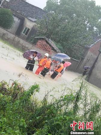 江西遭暴雨致13萬人受災 消防緊急轉移被困群眾