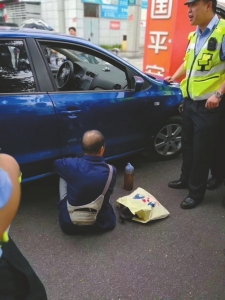 老人被撞遭司機(jī)和圍觀者指責(zé)碰瓷 警方還原真相