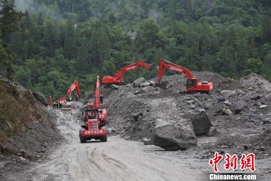 圖為該部隊多機械合作搶通道路。武警某部交通三支隊供圖