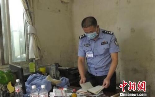 警方查找到嫌疑人張某某定期與南京市多家大型醫院購買醫療廢物的賬本。　警方資料圖 攝