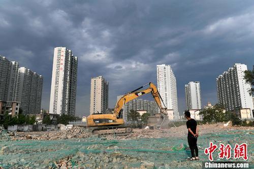 資料圖：工人操作挖掘機(jī)在太原一商品房建設(shè)工地施工作業(yè)。<a target='_blank' href='http://www.chinanews.com/'>中新社</a>記者 韋亮 攝