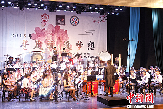 兩岸樂(lè)團(tuán)同臺(tái)演奏《花好月圓》。 <a target='_blank' href='http://www.chinanews.com/'>中新社</a>記者 陳小愿 攝