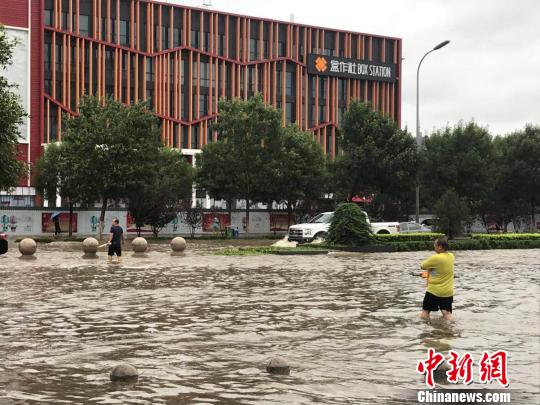 圖為24日上午河北廊坊市區街頭積水嚴重。　宋敏濤 攝