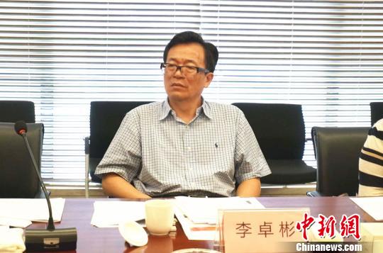 中國僑網圖為中國僑聯副主席李卓彬聆聽海歸企業報告　李偉強　攝