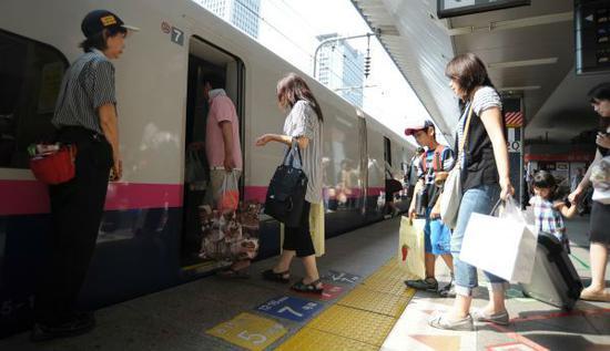 乘客準備乘坐日本新干線列車。（新華社）