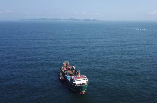 海上工作全景（右后方為少數幸運官兵獲救的老人石，遠處為黑島山脈）