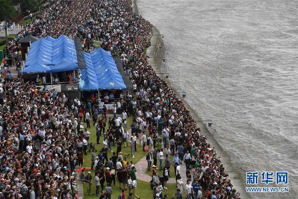 9月27日，人們在浙江海寧市鹽官鎮觀看錢塘江大潮。