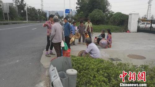 圖為超載面包車內(nèi)乘客滯留公路。　高速交警紹興支隊供圖 攝