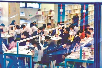 “滿座”已成為廣州圖書館的常態，昨天自然不例外。