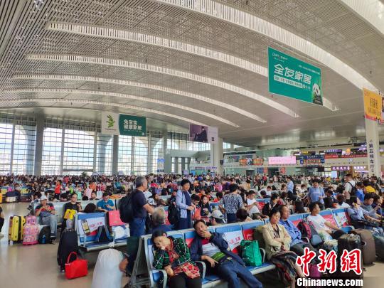 圖為旅客在候車廳候車。　李南軒 攝