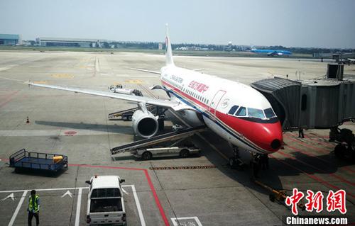 圖為成都雙流國際機場停機坪上正在上客的客機。(資料圖) <a target='_blank' href='http://www.chinanews.com/'>中新社</a>記者 劉忠俊 攝