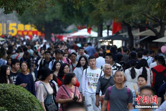 南京門東老街上人頭攢動。 泱波 攝