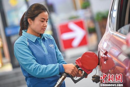 資料圖：加油站工作人員給汽車加油。<a target='_blank' href='http://www.chinanews.com/'>中新社</a>記者 武俊杰 攝