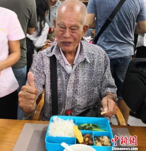 10月17日，81歲的陳志勇老人在海口市美蘭區海府街道龍舌坡社區“長者飯堂”就餐時豎起大拇指點贊。　尹海明 攝